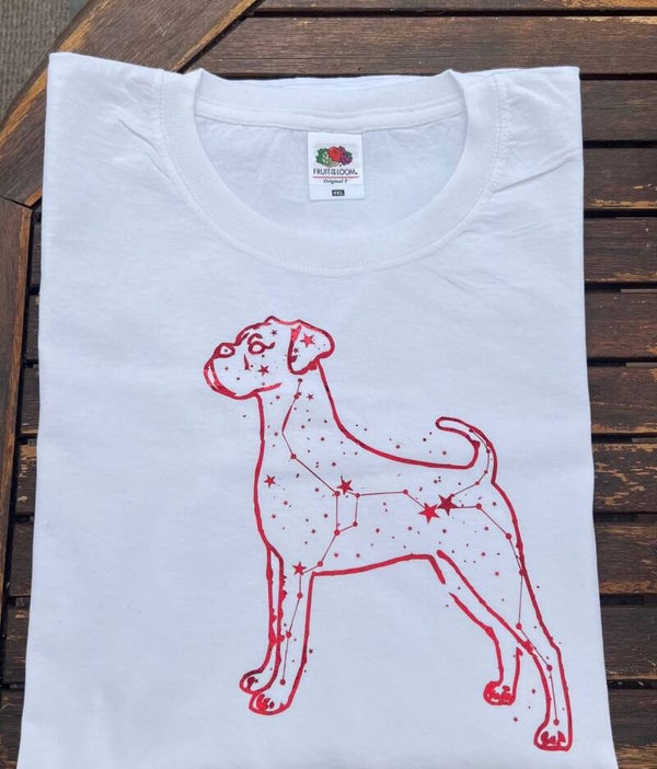 T-Shirt „Deutscher Boxer“ – Sternbild-Edition in Rot-Metallic (Größe 4XL)