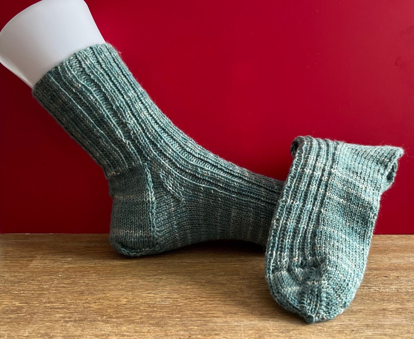 Handgestrickte Wollsocken – Robust & Bequem in Grünmeliert