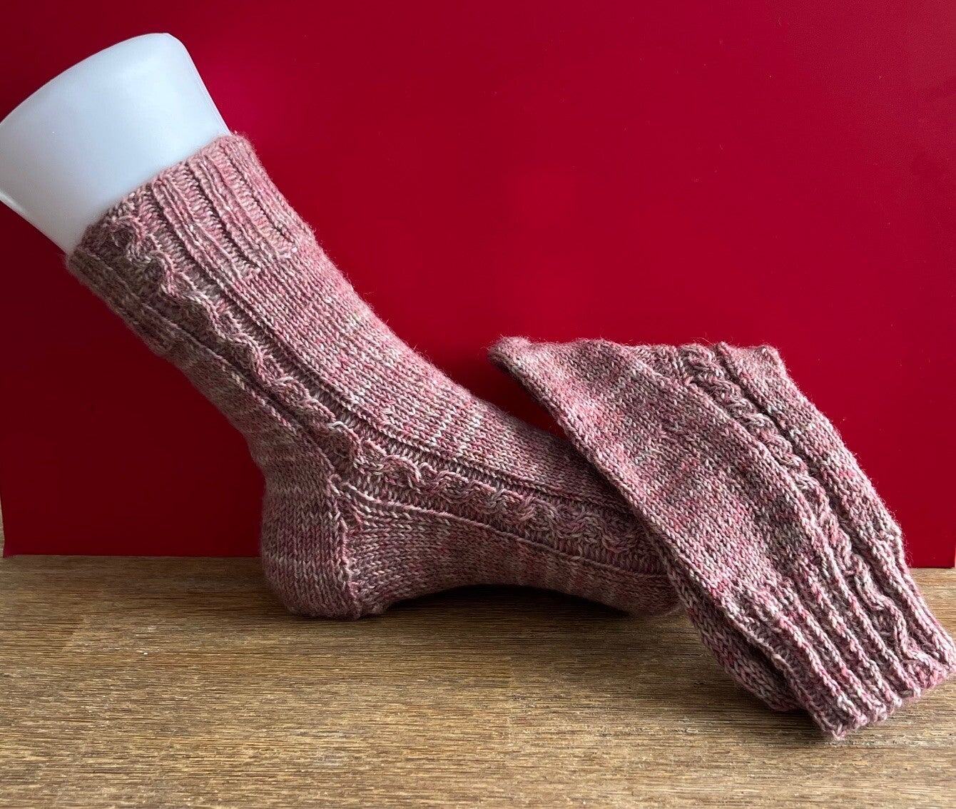 Handgestrickte Zopfmustersocken – Altrose Meliert