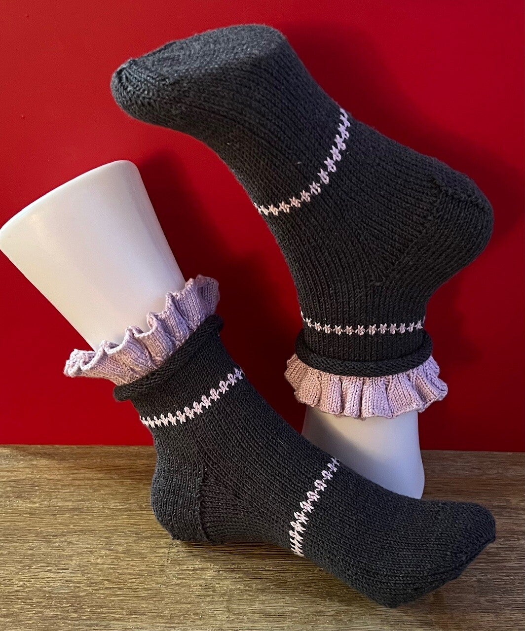 Design-Socken mit Rüschenkante – Anthrazit & Flieder (Einzelstück)
