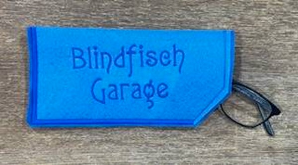 Filz-Brillenetui „Blindfisch Garage“ – Leuchtendes Blau