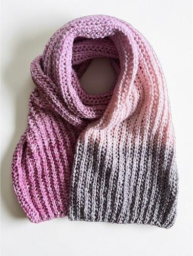 Kuscheliger Strickschal – Rosa-Grau Farbverlauf (Handarbeit)