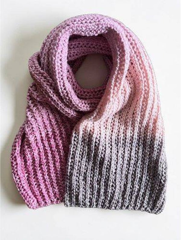 Kuscheliger Strickschal – Rosa-Grau Farbverlauf (Handarbeit)