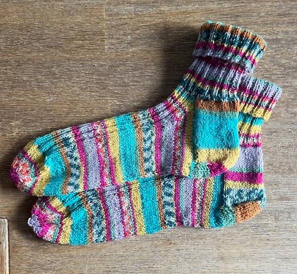 Bunte Ringelsocken – Farbenfrohe Handarbeit in Gr. 42/43
