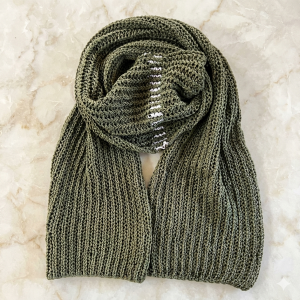 Strickschal in Olive – Zeitlose  Handarbeit