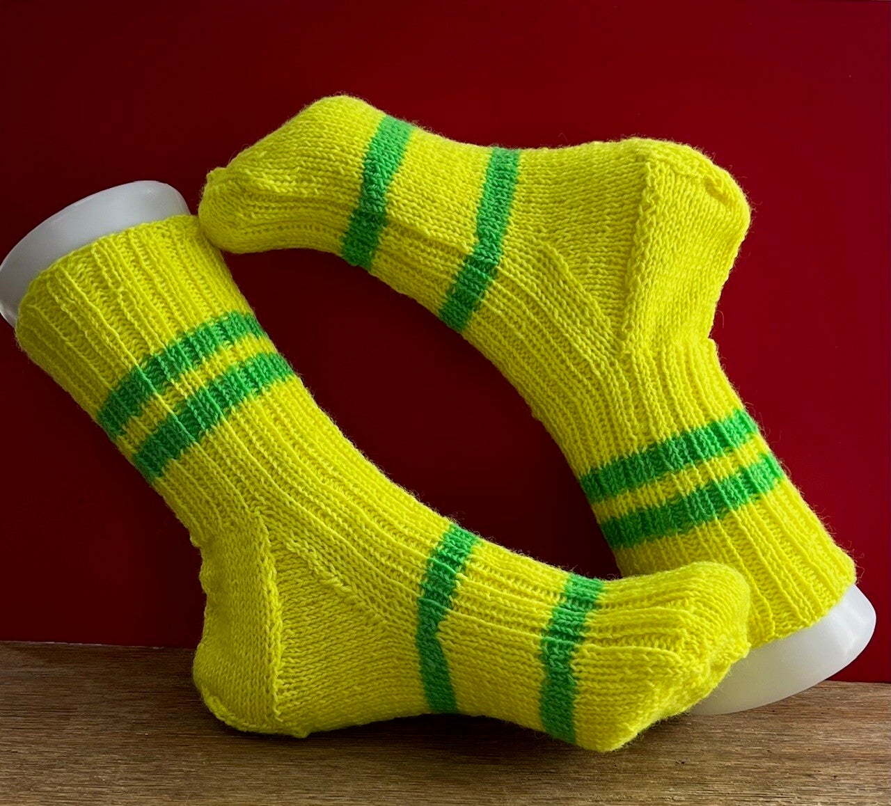 Handgestrickte Socken in Gelb & Grün ⚡