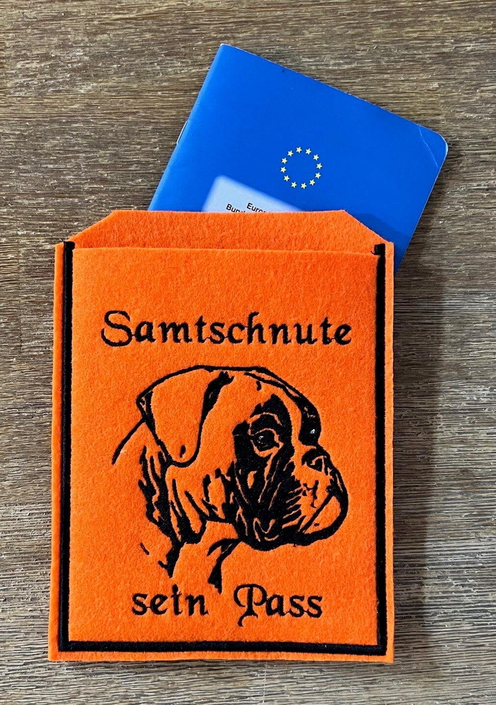 "Samtschnute“ – Knalliges Orange mit Boxer-Motiv 🐾