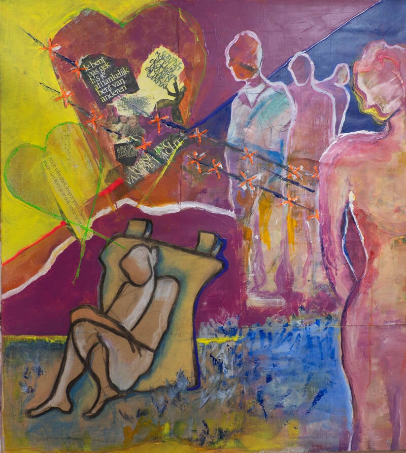Kleurrijk figuratief schilderij met een zittende figuur linksonder en meerdere staande menselijke figuren tegen een paarsrode achtergrond.