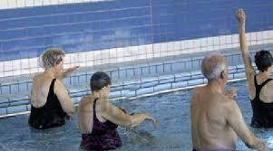 Anziani sessione di acquagym
