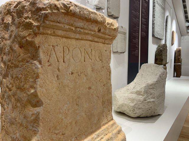 Artefact en pierre portant l'inscription "Aponus", référence directe au culte des eaux thermales euganéennes.