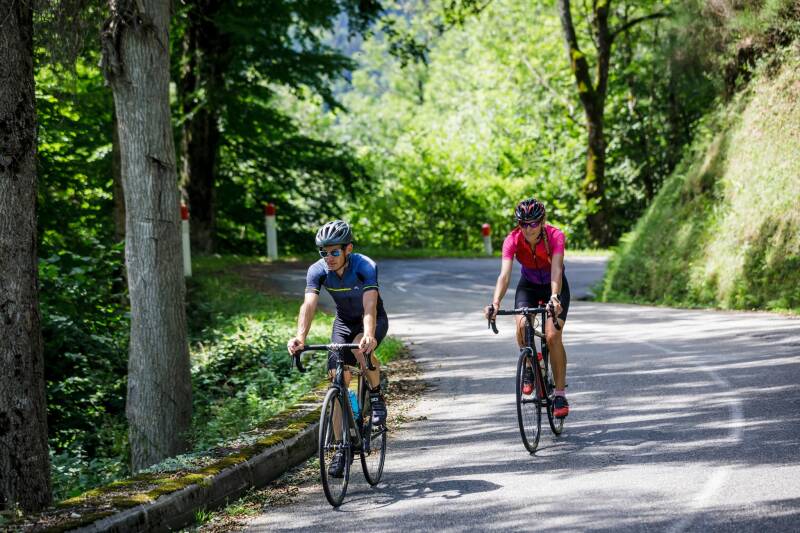 Ciclisti in discesa dai Colli