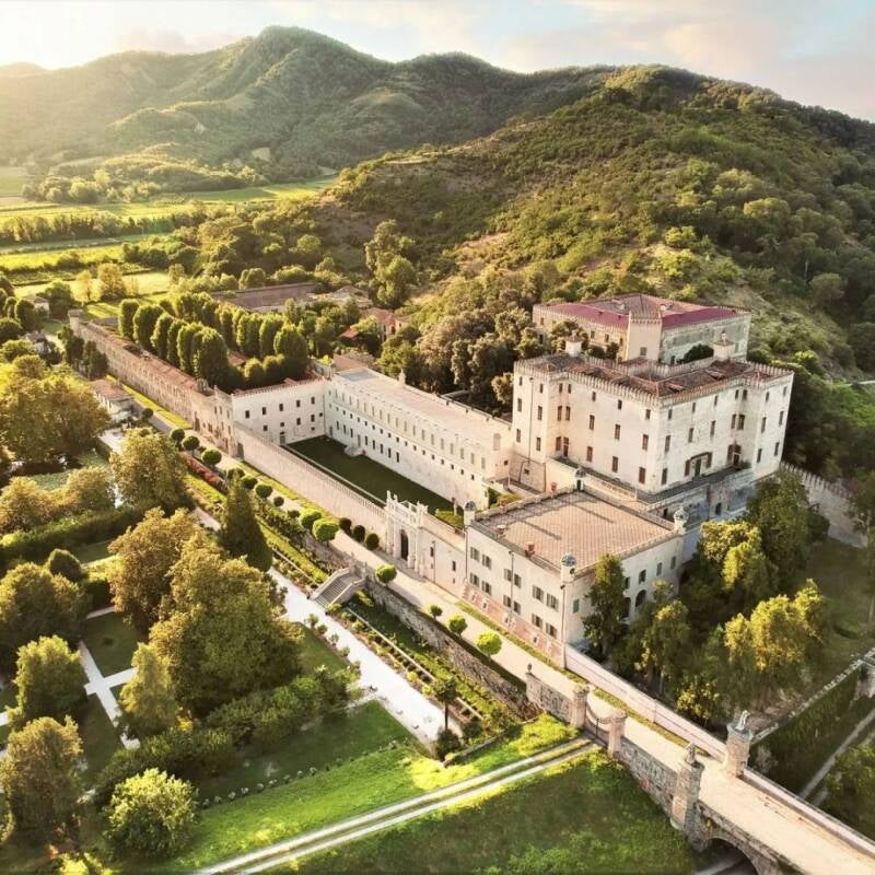 Die majestätische Fassade von Schloss Catajo, einer imposanten Schlossanlage in Battaglia Terme.