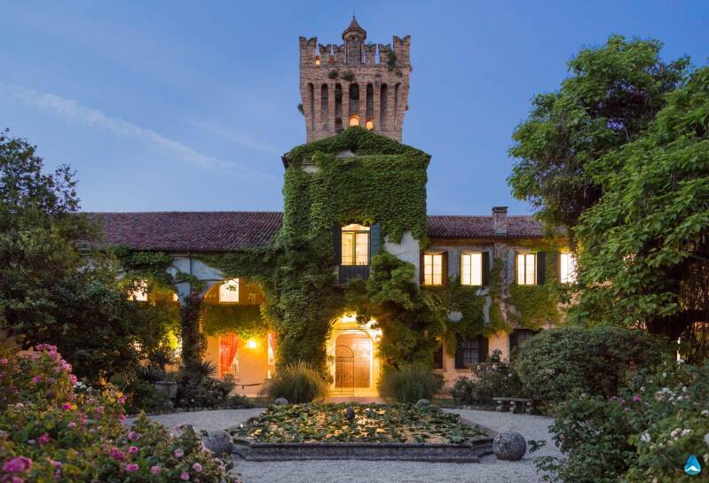 Castello di San Pekagio vista serale da giardino interno