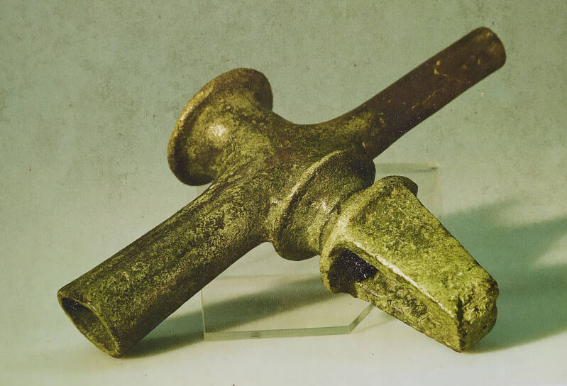 Clé d'aqueduc romain en bronze et fragment de tuyau, découvertes archéologiques.