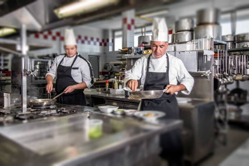 Cuochi al lavoro in un ristorante