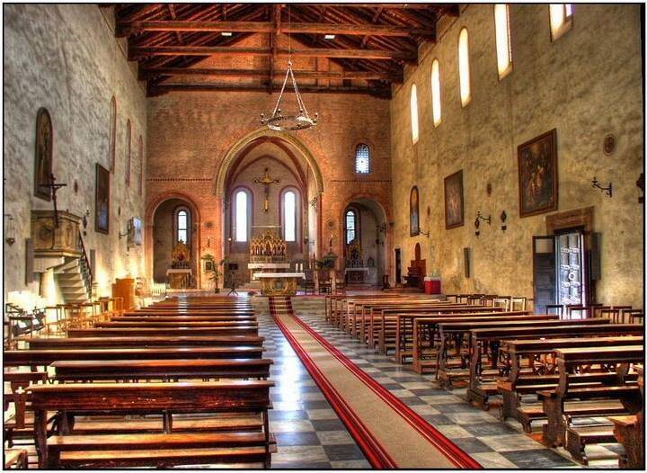 Interno del Duomo Vecchio.