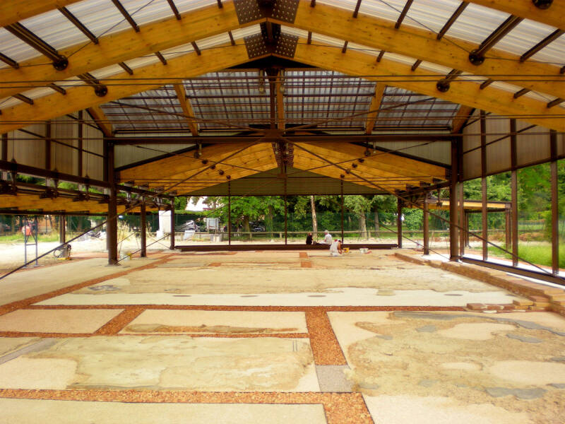Traces du raffinement romain dans les Thermes Euganéens : les mosaïques de l'Hôtel Neroniane à Montegrotto Terme témoignent du prestige des bâtiments résidentiels de l'époque.
