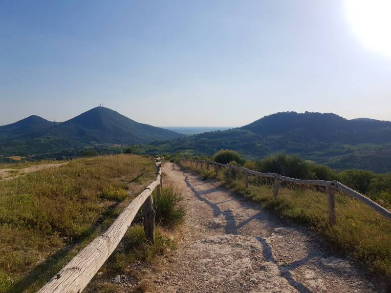 Pianoro del Mottolone: sentiero con panorama dei Colli Euganei