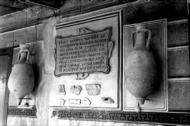 Inscriptions romaines antiques conservées à l'Hôtel Neroniane à Montegrotto Terme.