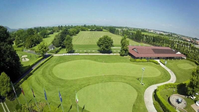 Vista dall'alto dei campi da golf.