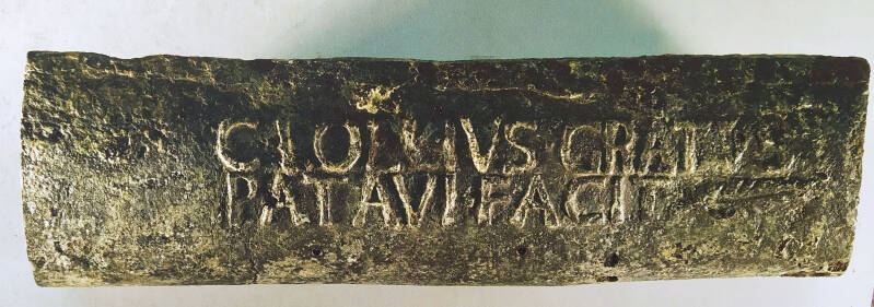 Inscription romaine ancienne découverte lors de fouilles archéologiques.