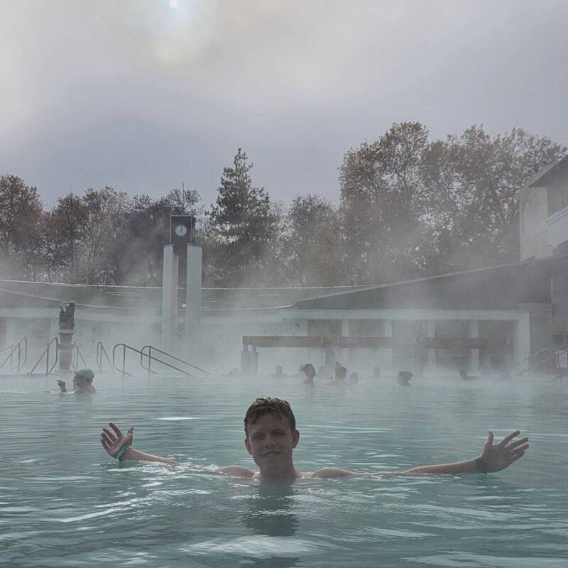 Atleta in piscina termale a Montegrotto e relax a Casa Luna - Sports recovery in thermal water.