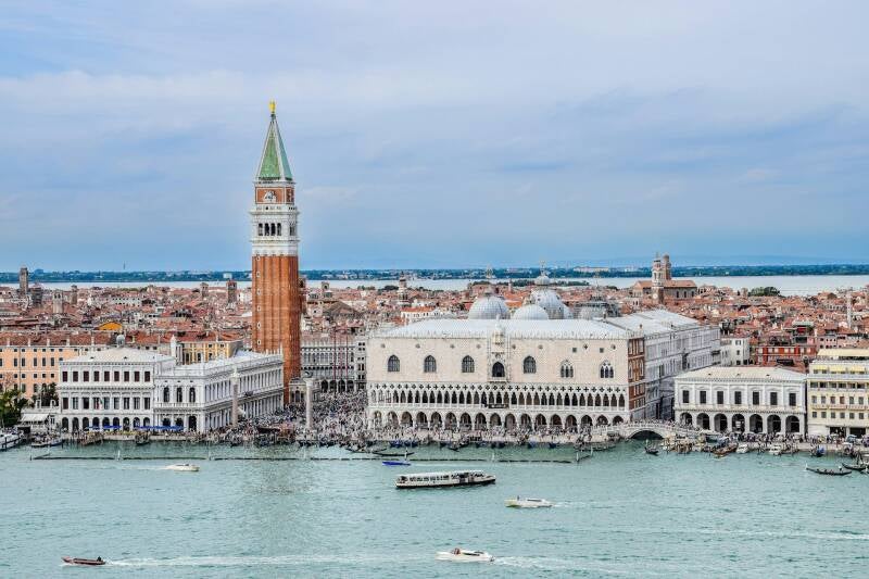 Venedig: malerischer Blick auf die Lagune und historische Architektur