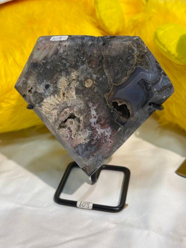 Agate - Diamond on stand