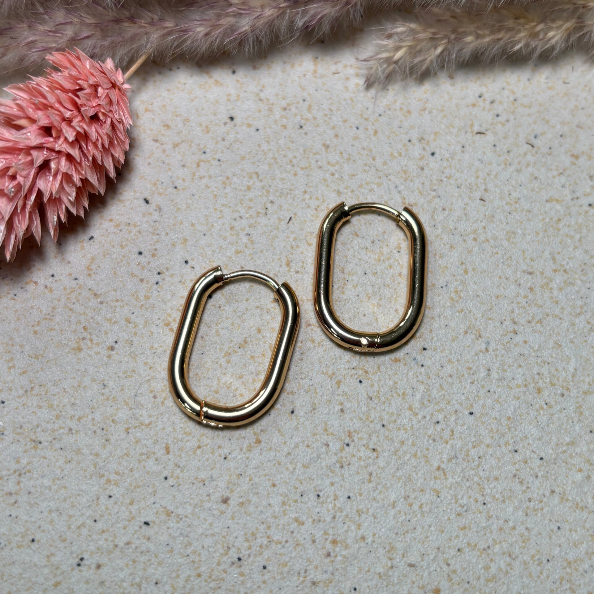 2 stuks stainless steel oorbellen ovaal. Gold plated