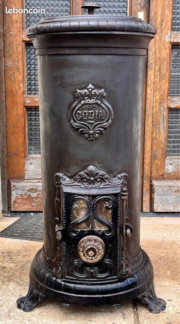 Poêle à bois Godin 244 – Période Desquennes (1888 à 1897) Émaillé Noir Brillant – 10 kW