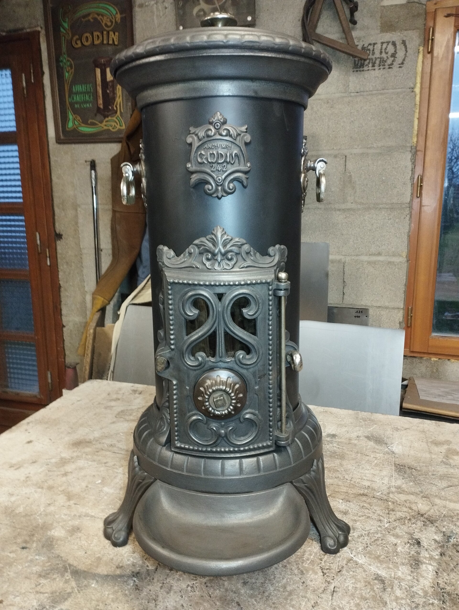 Poêle Godin Modèle 242 Pieds Hauts briques réfractaires et fût neuf de 1909