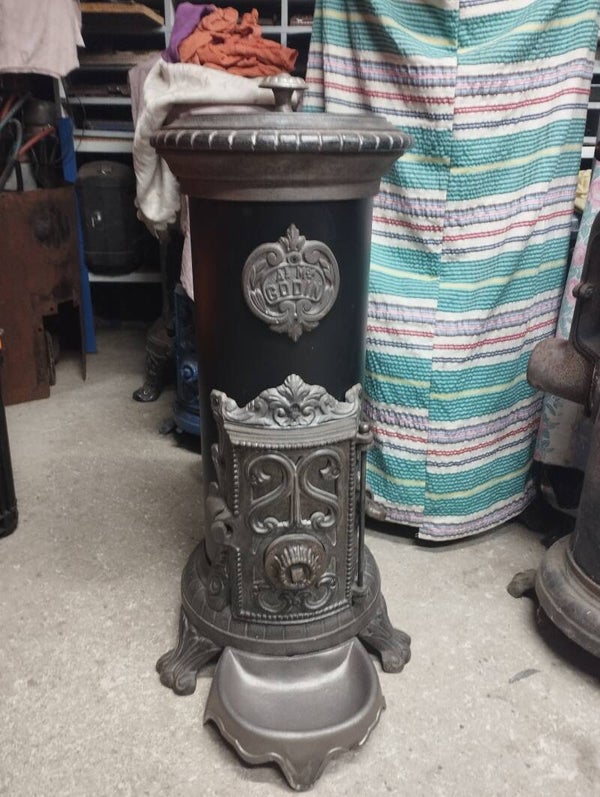 Poêle à bois/charbon Godin modèle N° 2121 fonte brute ancien restauré