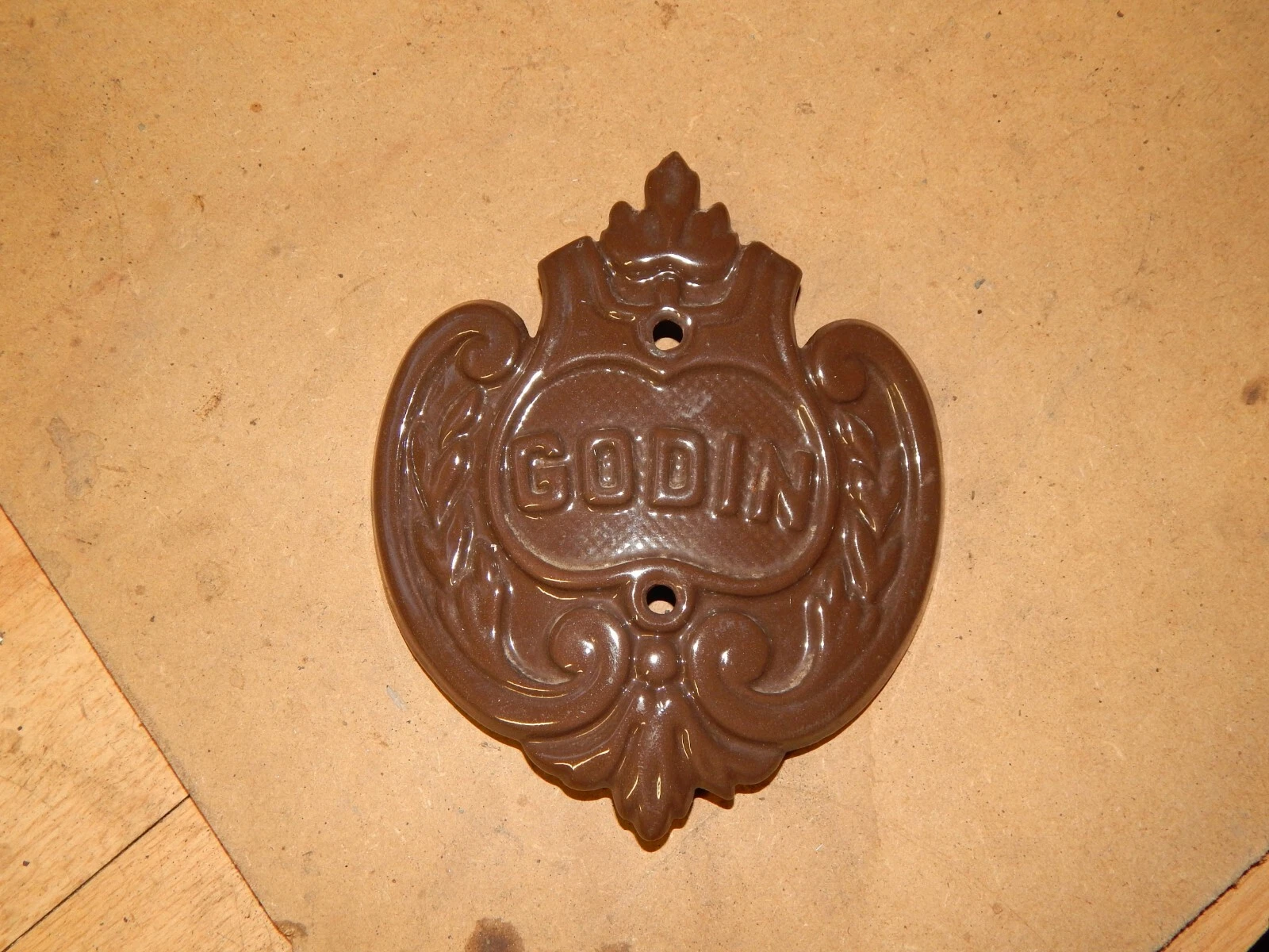 Blason poêle à bois Godin 3721grand modèle couleur émaillé Marron Très Bon état
