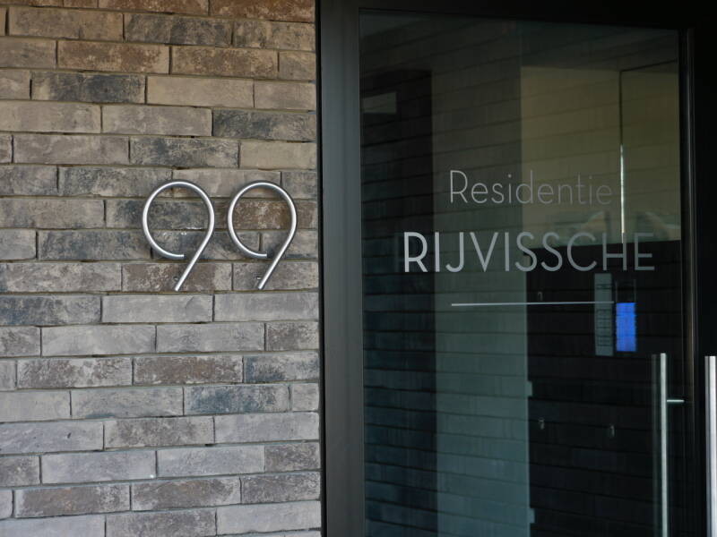 Huisnummer, opschrift gebouw