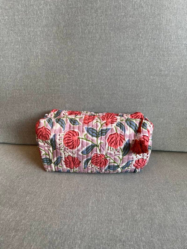 Toiletbag Lila met koraalkleurige bloemen inclusief Naam of Initialen