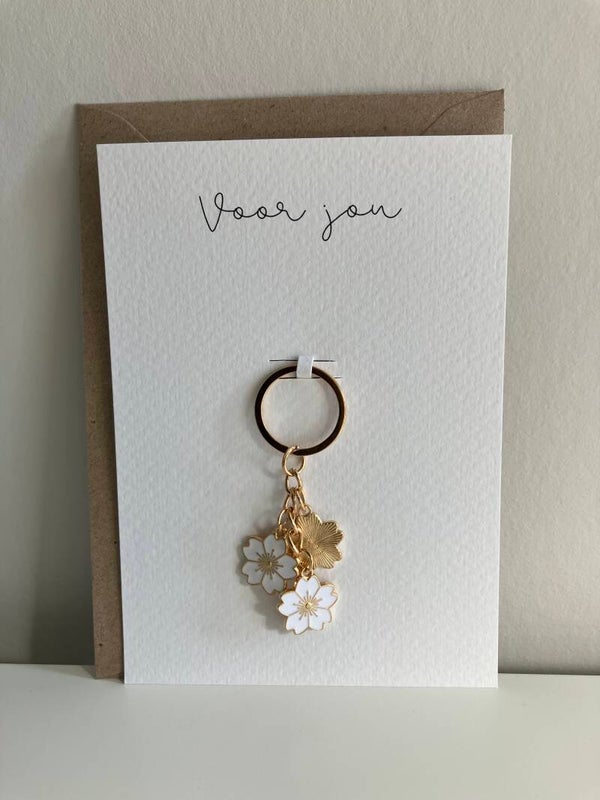 Cadeaukaart 'sleutelhanger, bloemetjes wit'