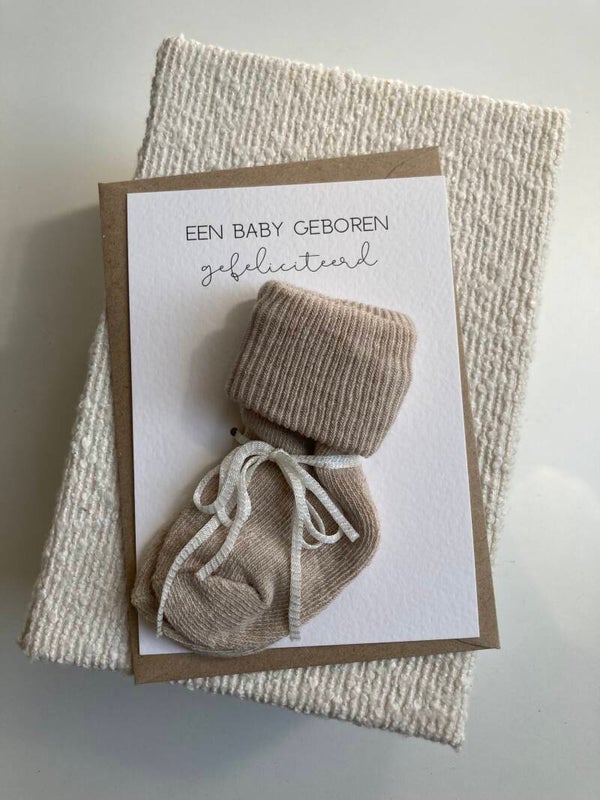 Cadeaukaart 'sokjes, een baby geboren' taupe