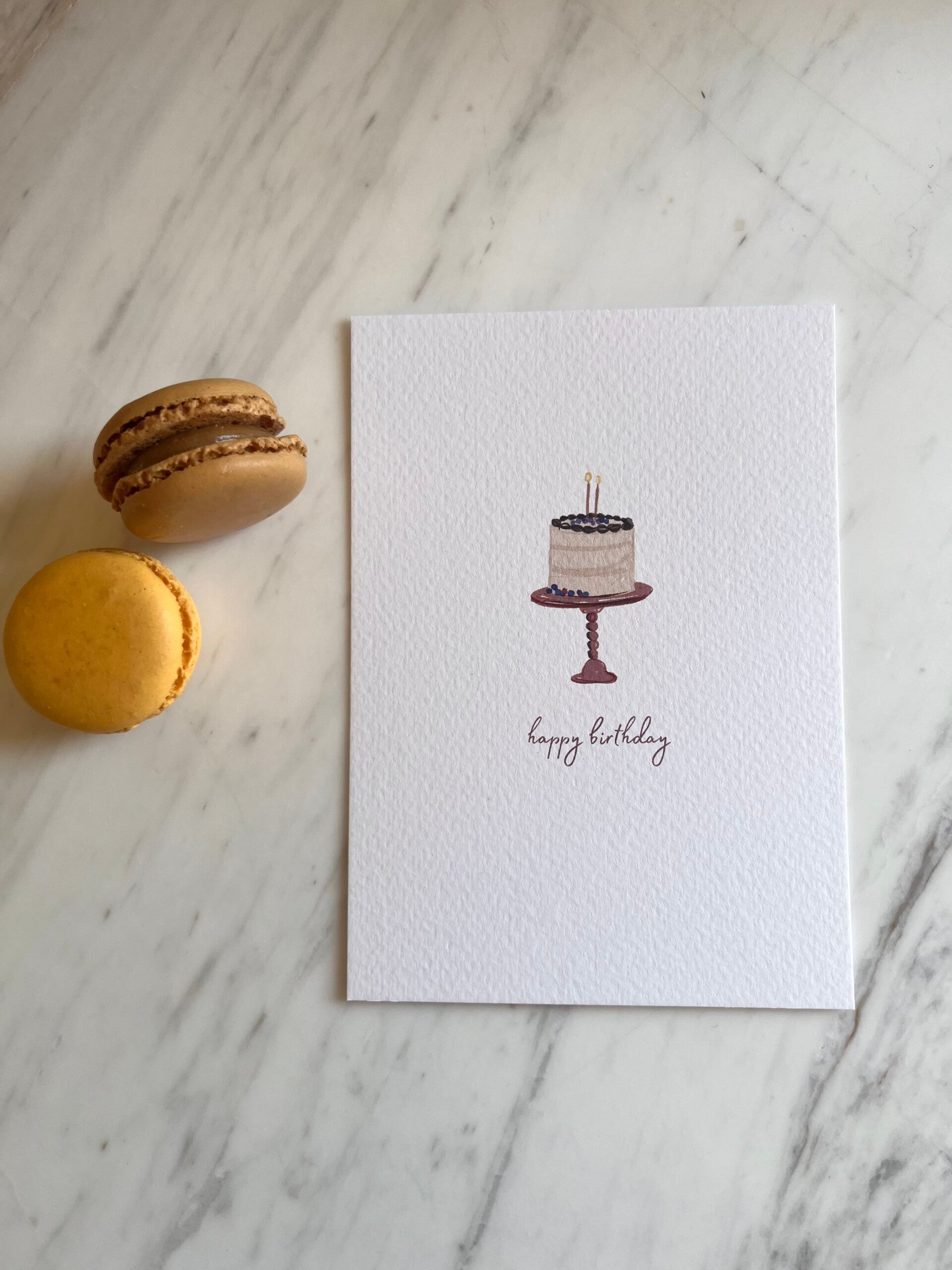 Kaart 'happy birthday, taart op plateau'