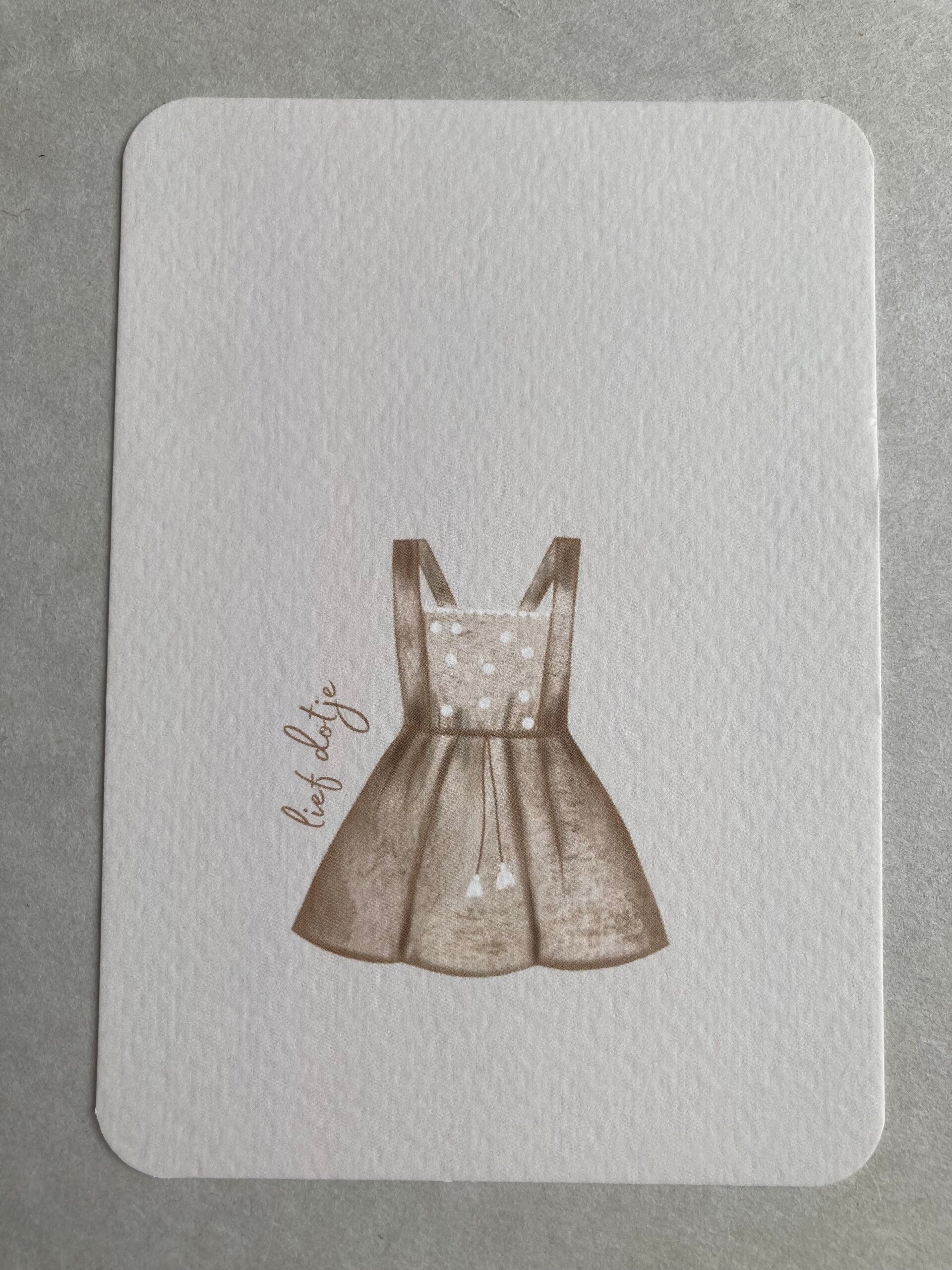 Kaart 'een meisje, bruin jurkje'