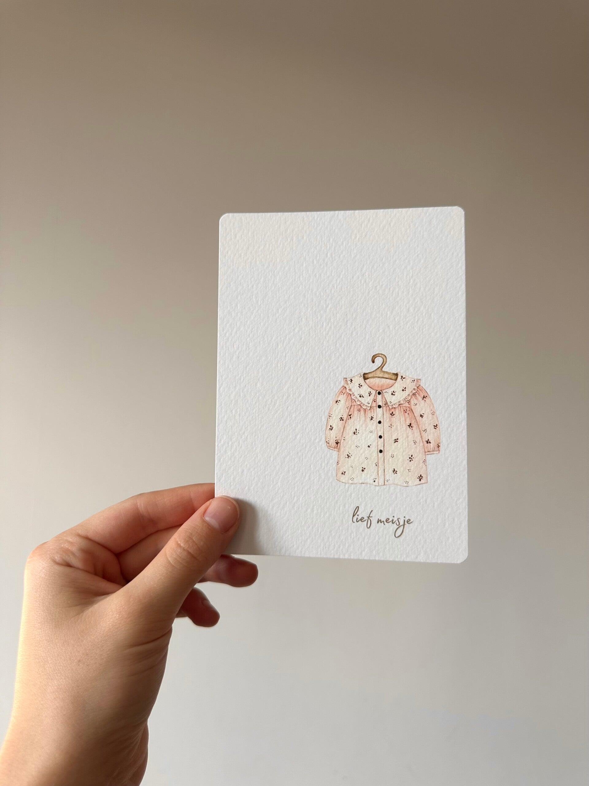 Kaart 'lief meisje, roze jurkje met bloemetjes'