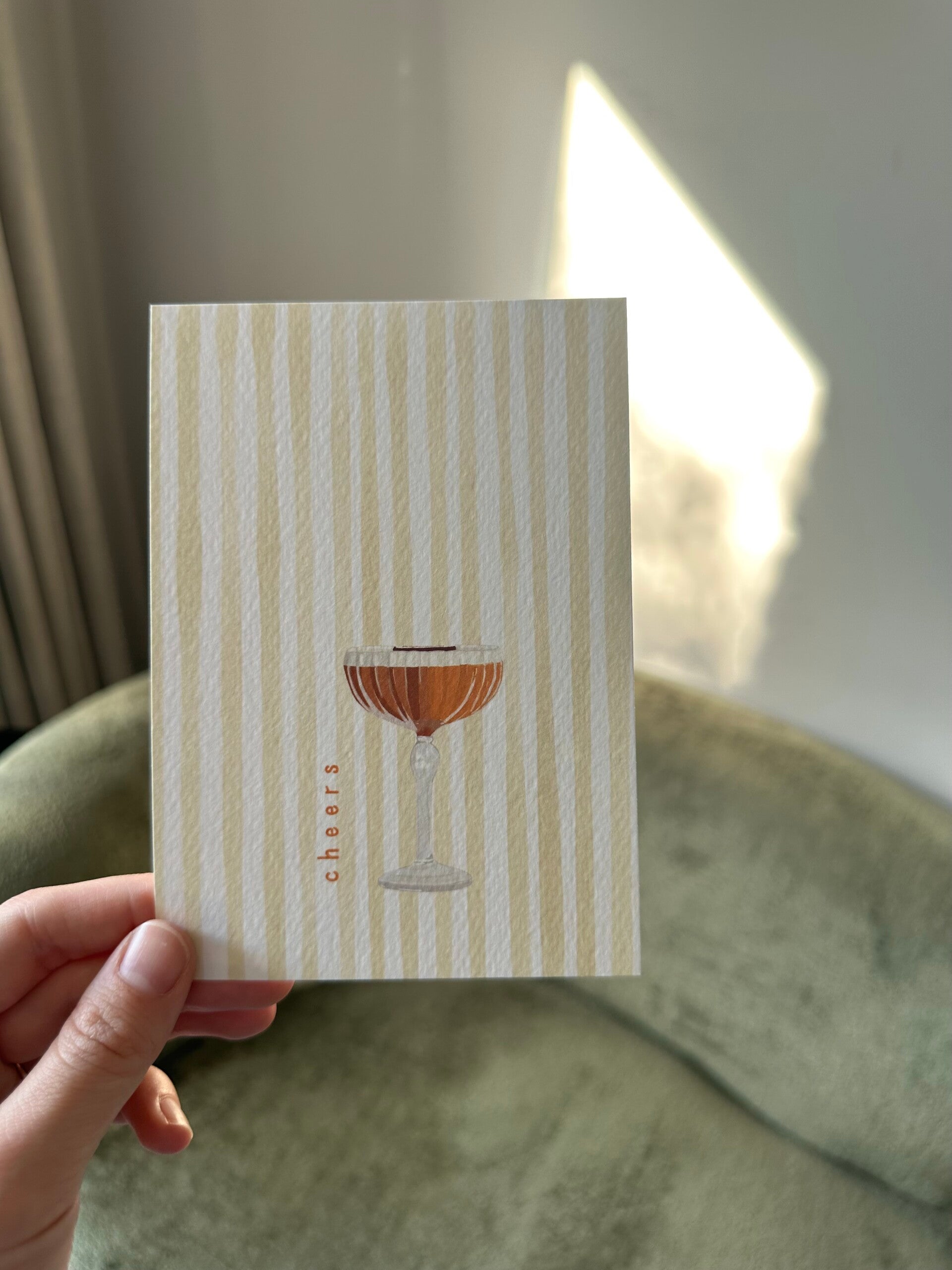 Kaart 'cheers, cocktail met streepjes'
