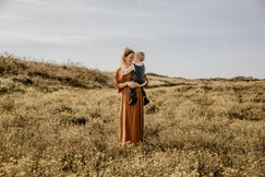 Gezin met kinderen loopt over het strand tijdens golden hour