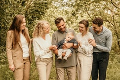 Zussen lachen samen tijdens spontane fotoshoot in het bos
