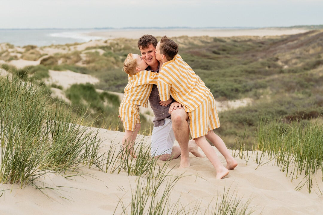 Schattig meisje tijden een fotoshoot in het bos van Burgh Haamstede
