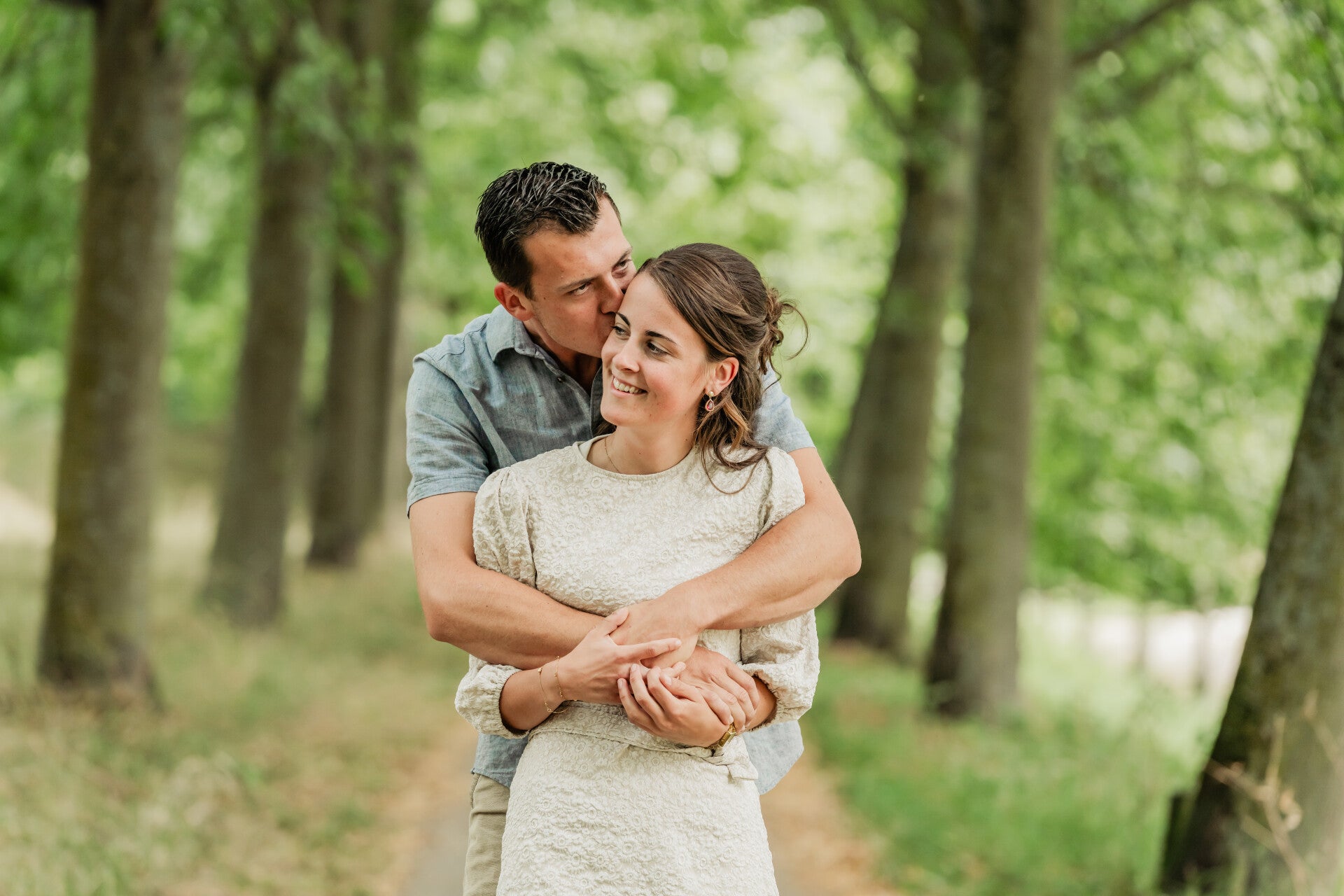 Stel tijdens loveshoot op het strand van Ouddorp bij zonsondergang