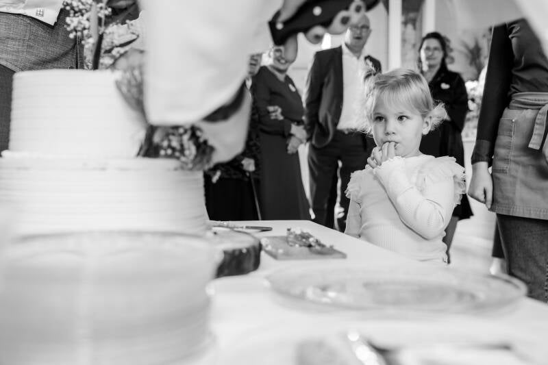 Joas und Dineke teilen einen intimen Moment während ihrer Hochzeit am 24. Oktober 2024. Das Paar strahlt vor Freude, während sie von ihren Lieben umgeben sind.