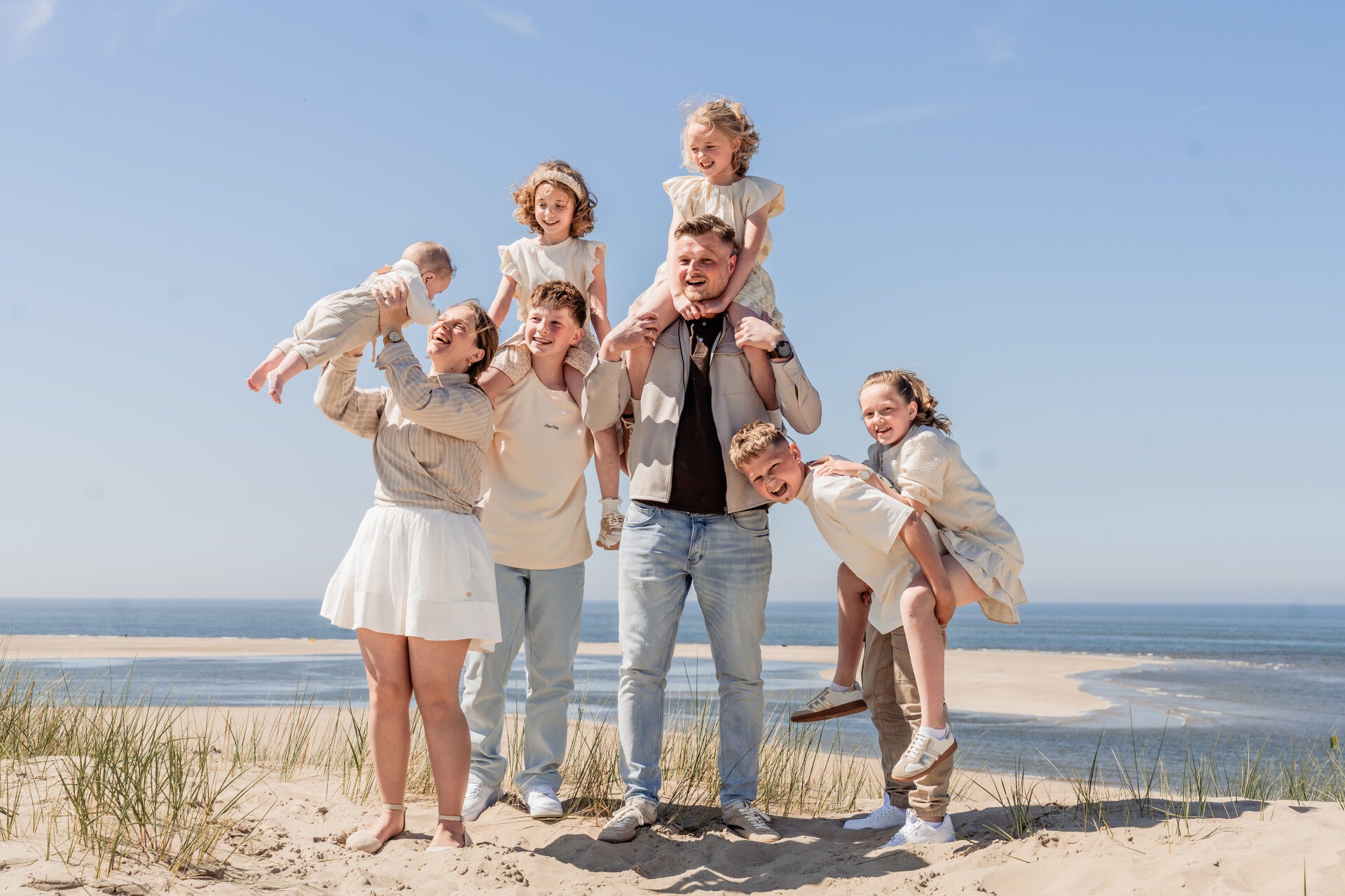 Gezin tijdens fotoshoot in het waterwingebeid van Goedereede
