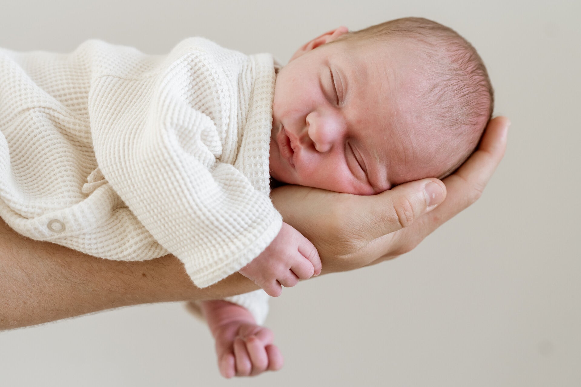 Gezin met pasgeboren baby op de bank tijdens newbornshoot in Melissant