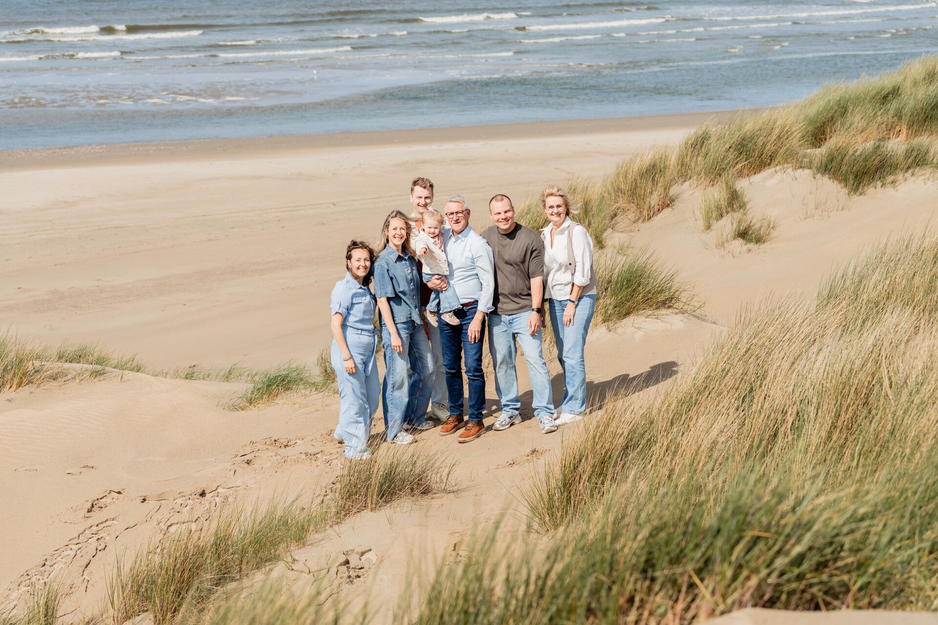 Zussen lachen samen tijdens spontane fotoshoot in het bos