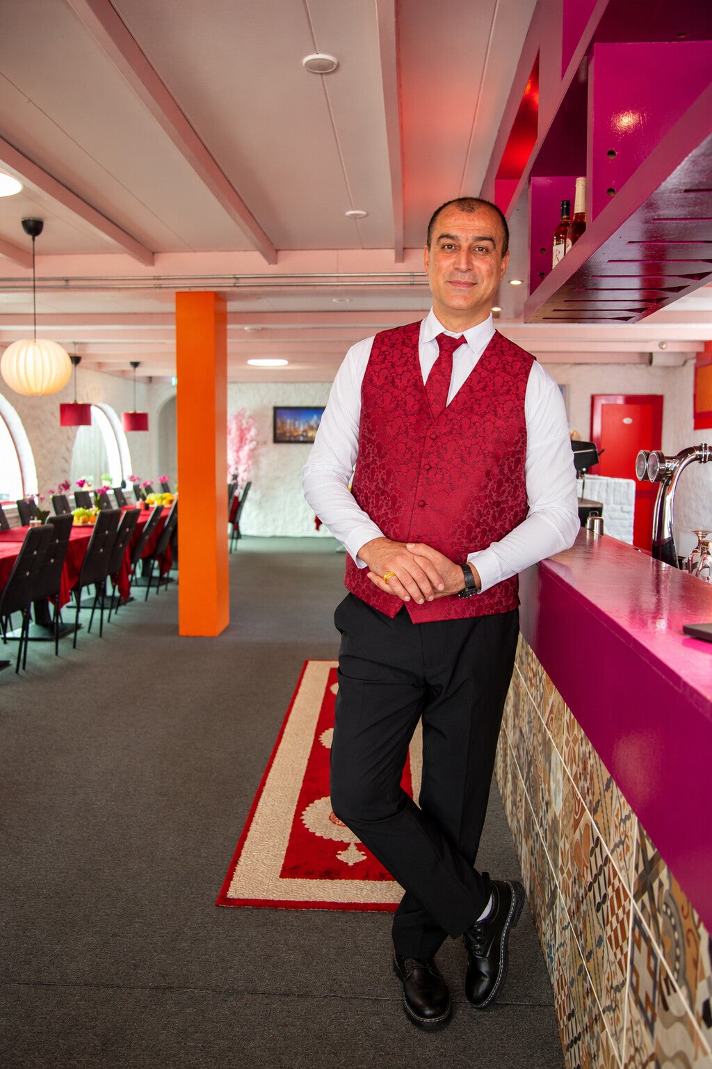 Foto van eigenaar Rahman Haidary in de evenementenzaal  van Royal  zevenaar 